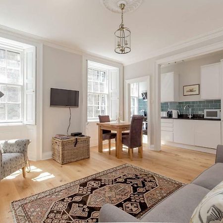 Altido Elegant Georgian 2-Bedrm Apt In Heart Of Old Town Appartamento Edimburgo Esterno foto