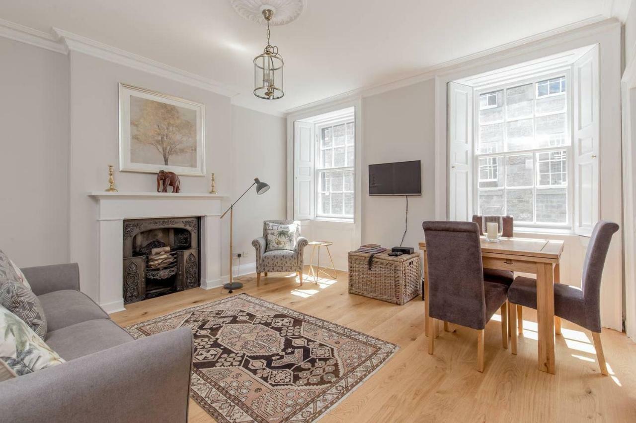 Altido Elegant Georgian 2-Bedrm Apt In Heart Of Old Town Appartamento Edimburgo Esterno foto