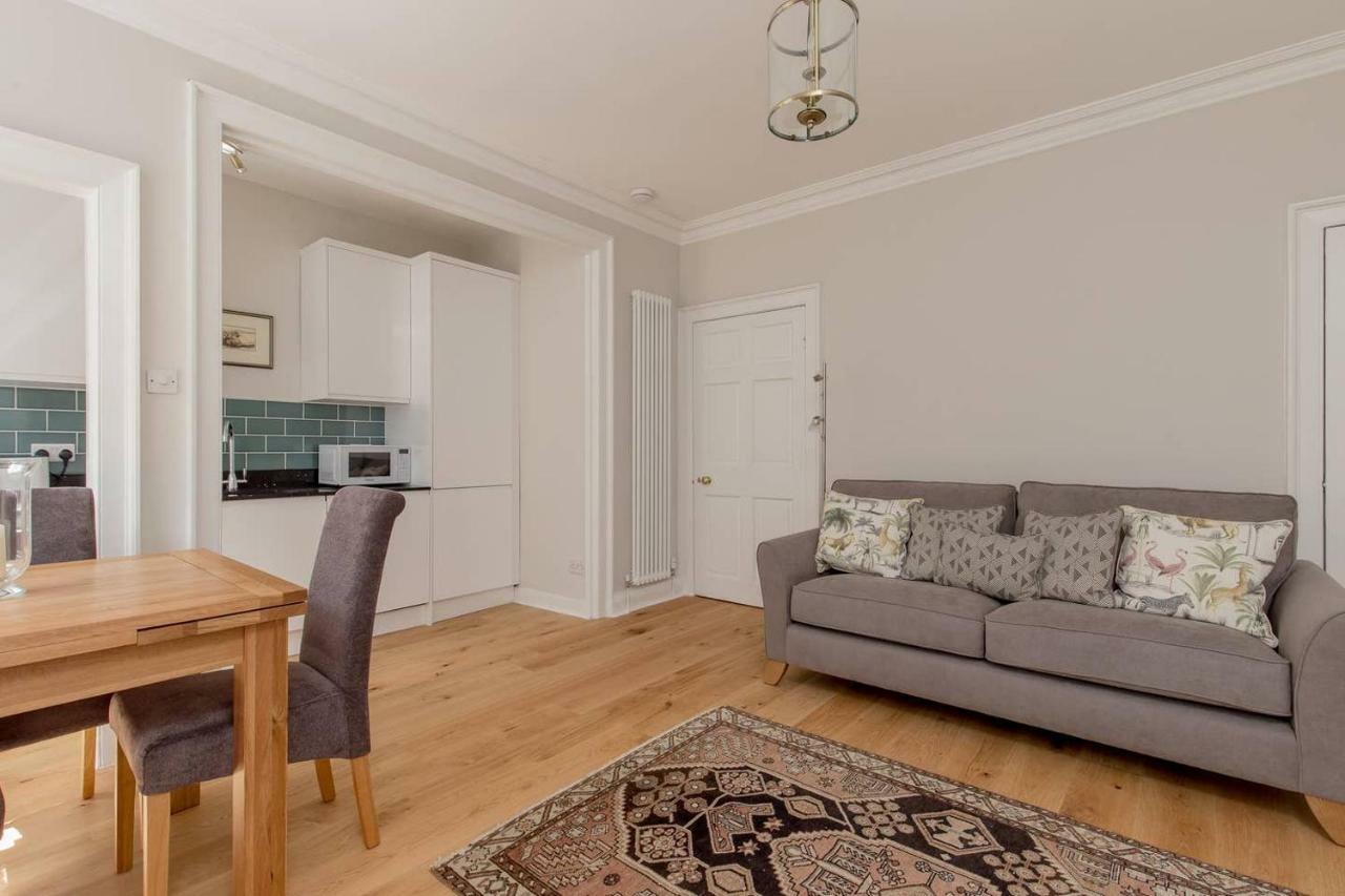Altido Elegant Georgian 2-Bedrm Apt In Heart Of Old Town Appartamento Edimburgo Esterno foto