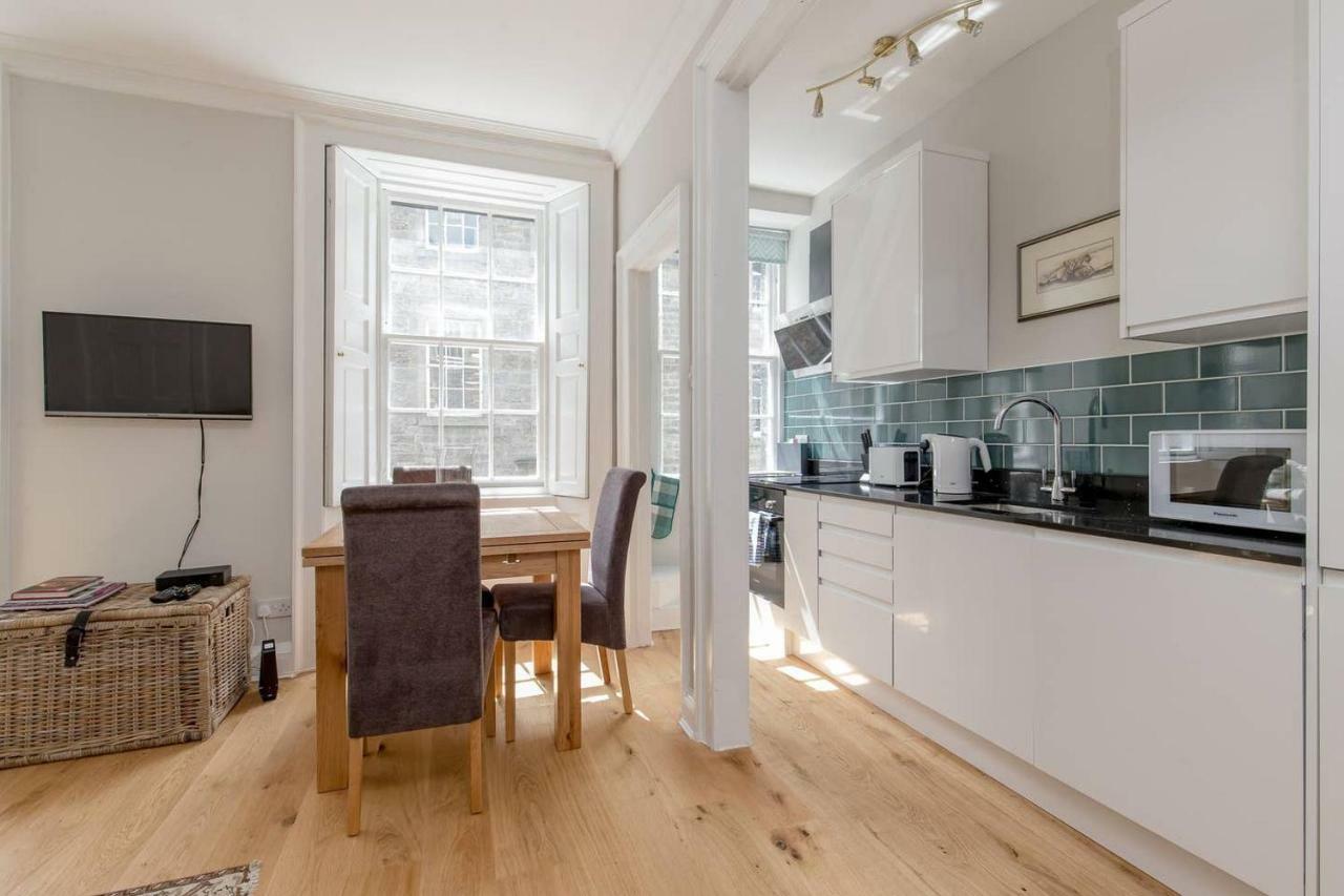 Altido Elegant Georgian 2-Bedrm Apt In Heart Of Old Town Appartamento Edimburgo Esterno foto