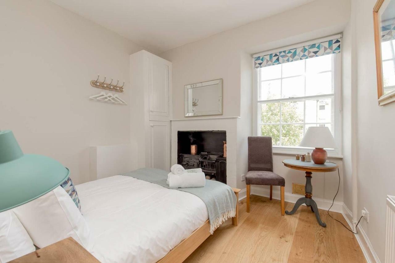 Altido Elegant Georgian 2-Bedrm Apt In Heart Of Old Town Appartamento Edimburgo Esterno foto
