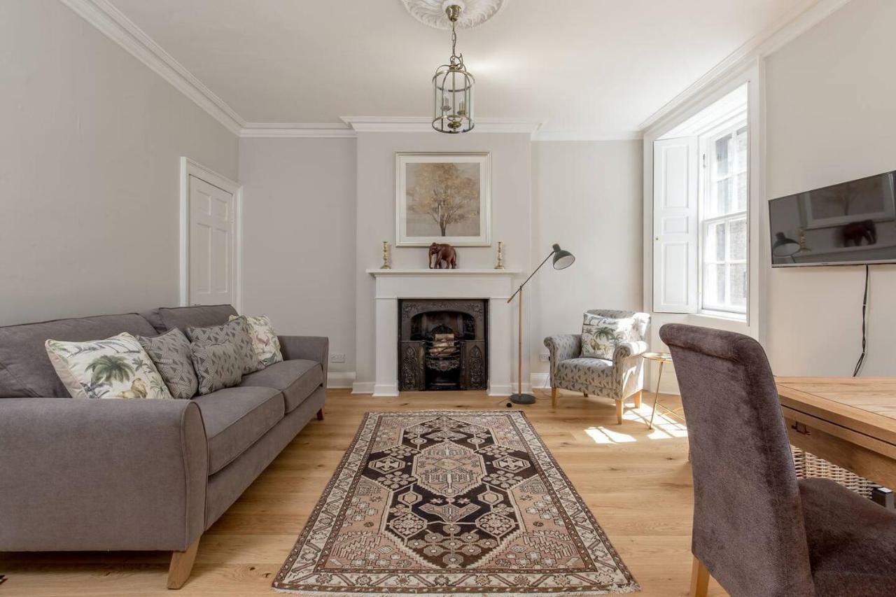 Altido Elegant Georgian 2-Bedrm Apt In Heart Of Old Town Appartamento Edimburgo Esterno foto