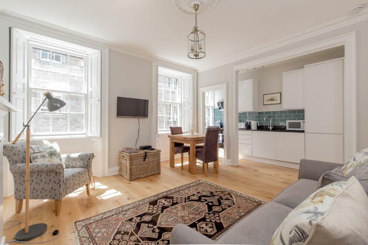 Altido Elegant Georgian 2-Bedrm Apt In Heart Of Old Town Appartamento Edimburgo Esterno foto