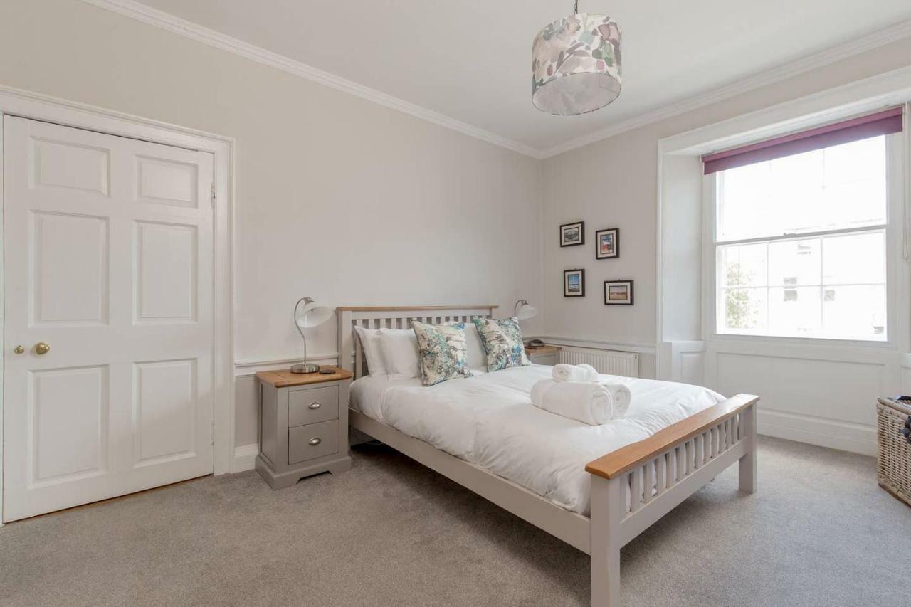 Altido Elegant Georgian 2-Bedrm Apt In Heart Of Old Town Appartamento Edimburgo Esterno foto