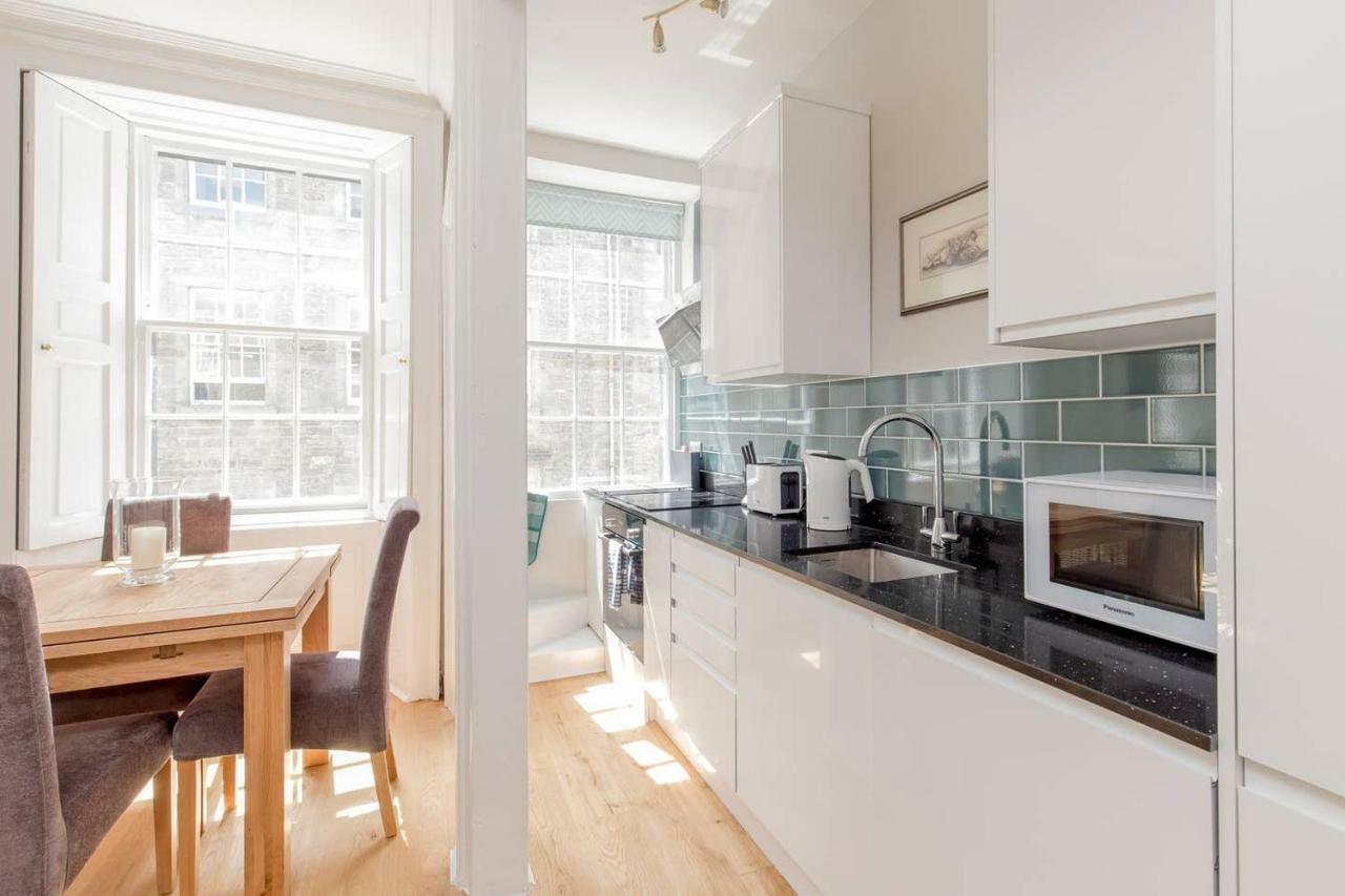 Altido Elegant Georgian 2-Bedrm Apt In Heart Of Old Town Appartamento Edimburgo Esterno foto