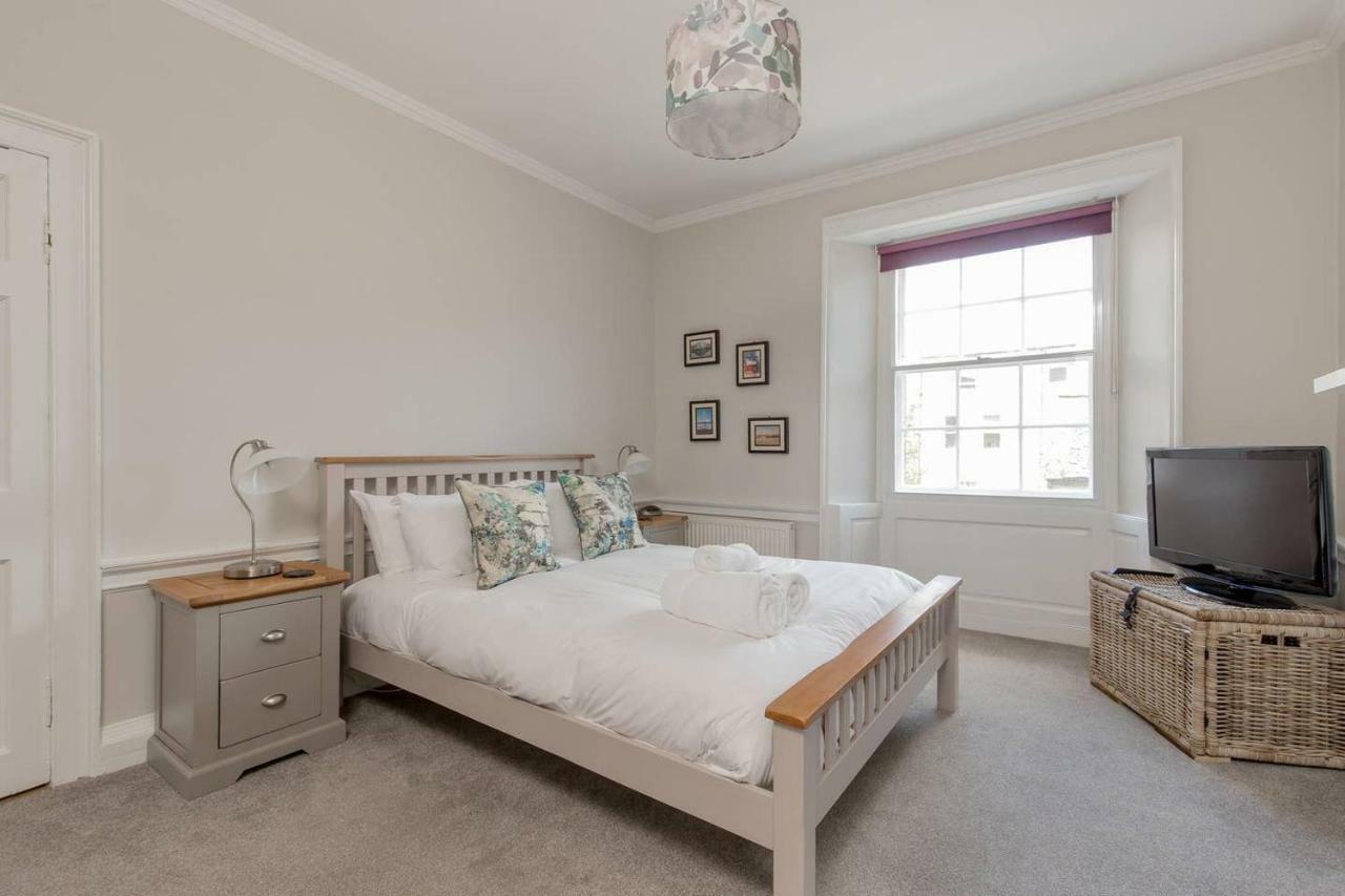 Altido Elegant Georgian 2-Bedrm Apt In Heart Of Old Town Appartamento Edimburgo Esterno foto
